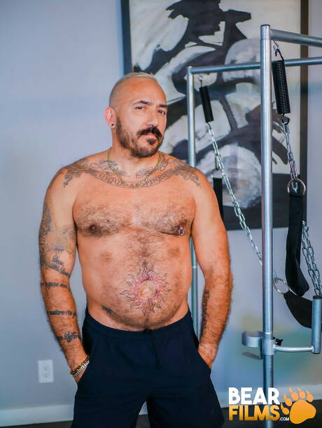 Mexican mature bear Alessio Romero posing naked and showing his butt