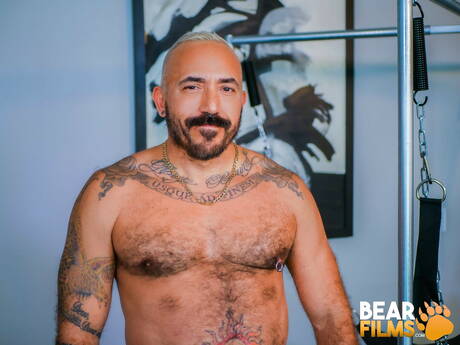 Mexican mature bear Alessio Romero posing naked and showing his butt