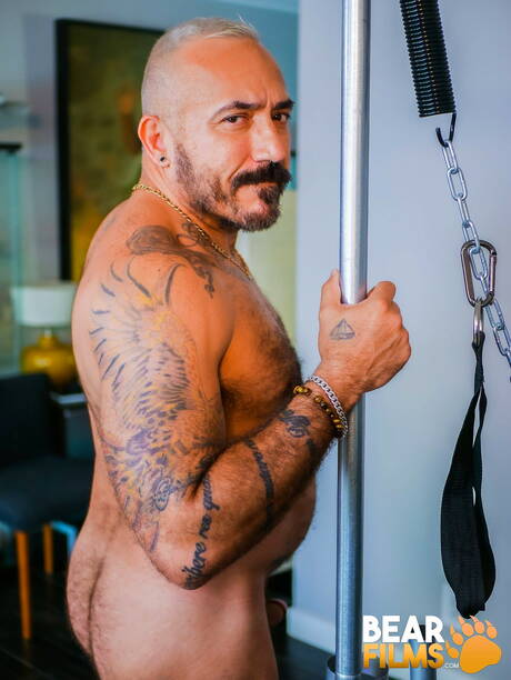 Mexican mature bear Alessio Romero posing naked and showing his butt