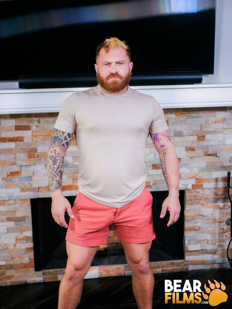 Der amerikanische Bär Riley Mitchel posiert nackt und zeigt seinen Hintern