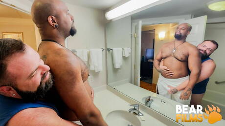 ホットボーイのビクター・ライオンズとゴージャスな男のPJブラウンが熱い異人種間のアナルファックアクションを披露