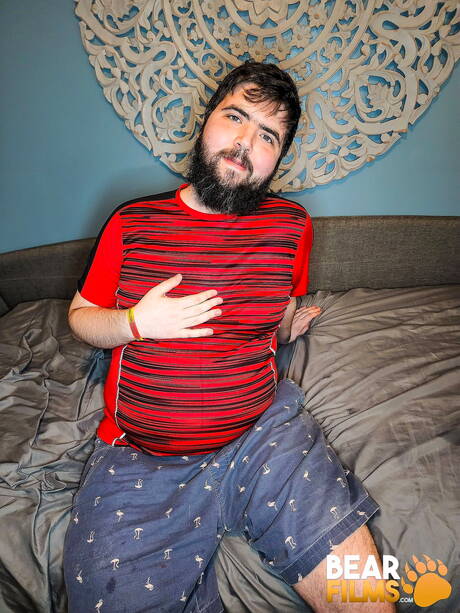 Der heiße Harrison Burns posiert nackt