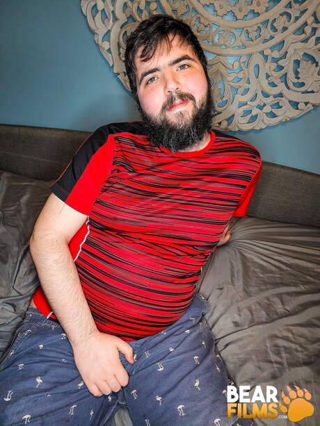 Der heiße Harrison Burns posiert nackt