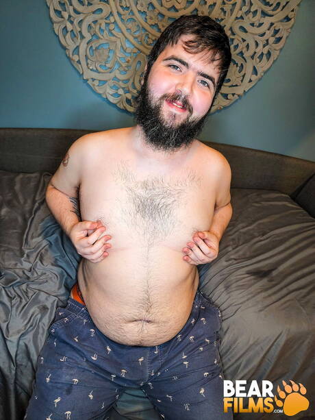 Der heiße Harrison Burns posiert nackt