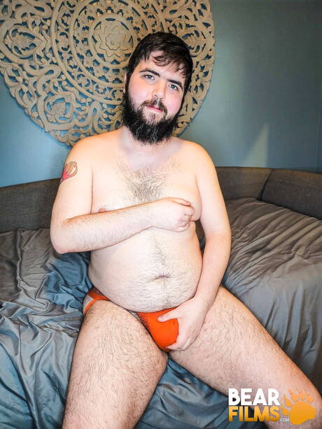 Der heiße Harrison Burns posiert nackt