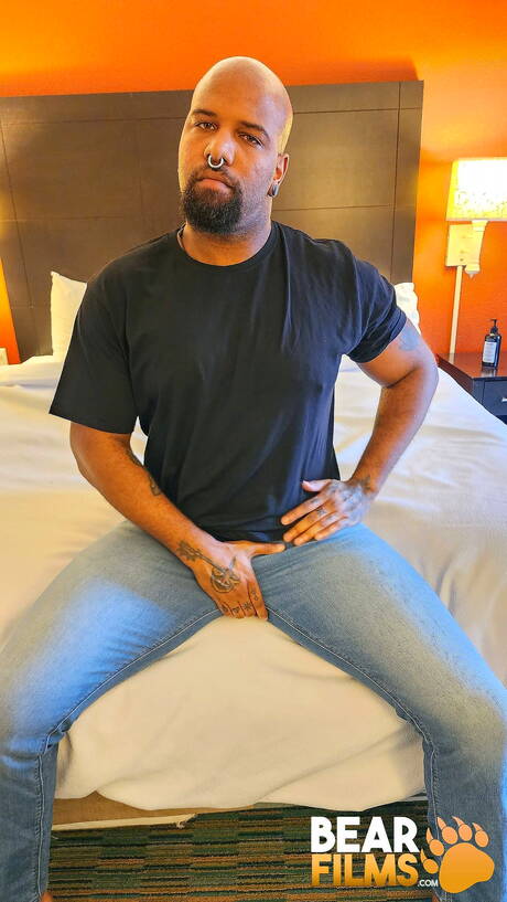 Czarny, kudłaty niedźwiedź Victor Lyons pozuje nago