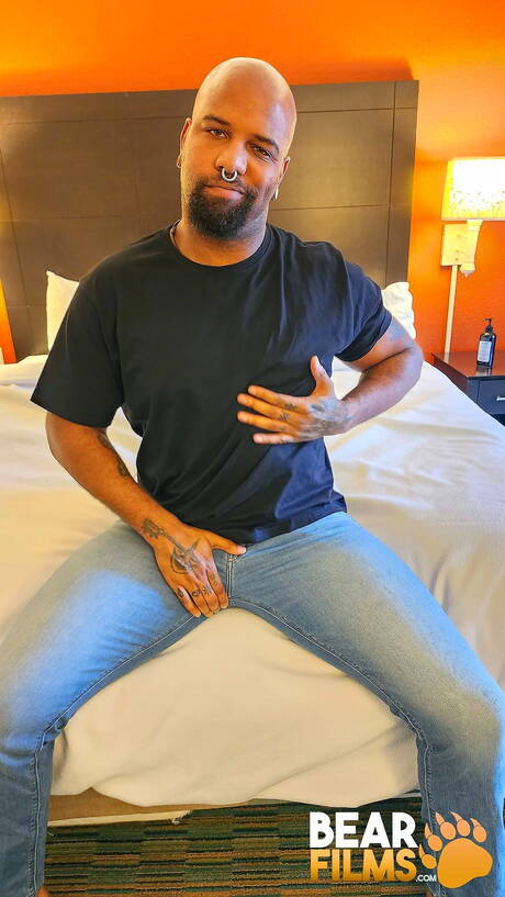 Czarny, kudłaty niedźwiedź Victor Lyons pozuje nago