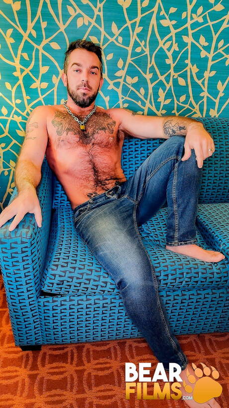 Canadian gay bear Jeremy Feist shows a perfect body