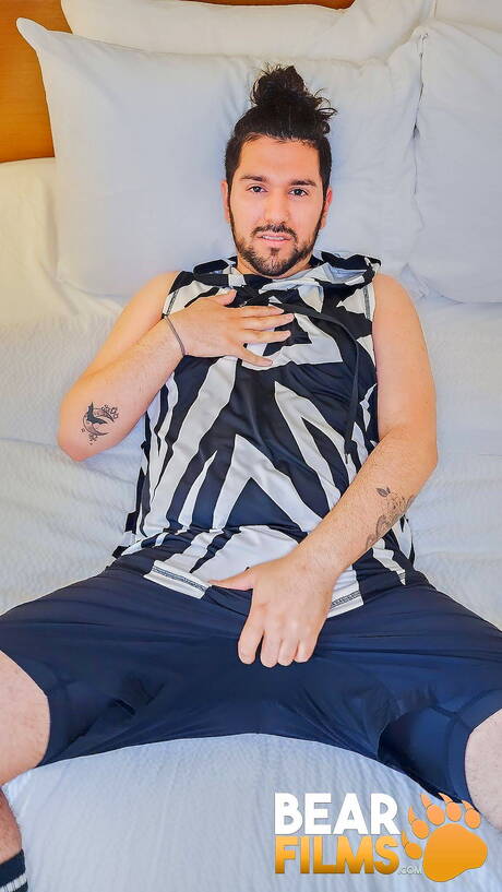 Il cucciolo di orso gay Agyo si masturba il cazzo