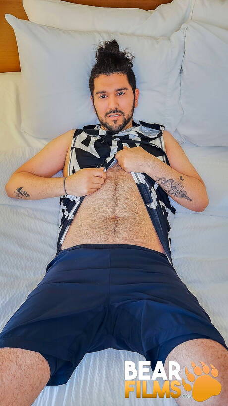 Il cucciolo di orso gay Agyo si masturba il cazzo