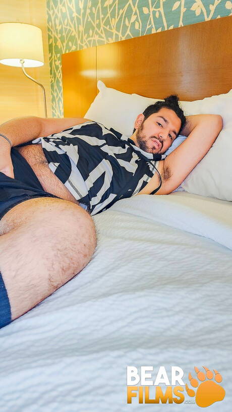 Il cucciolo di orso gay Agyo si masturba il cazzo