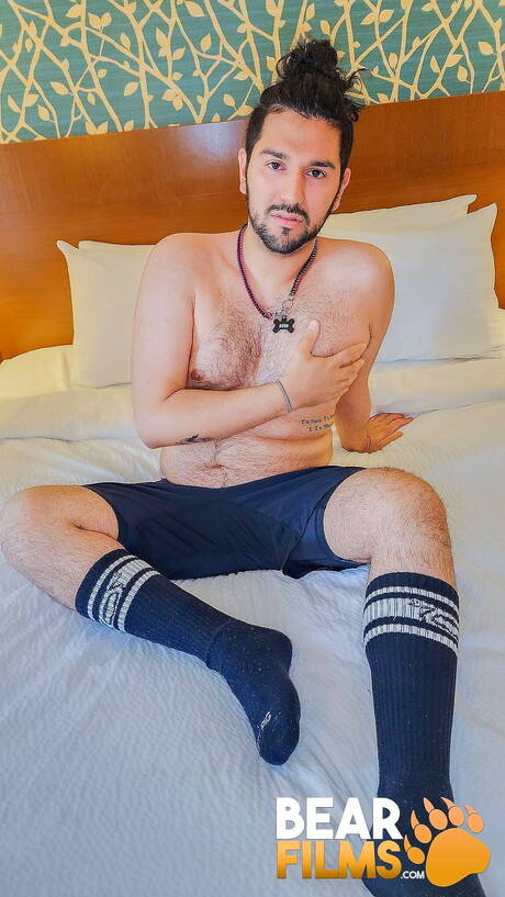 Il cucciolo di orso gay Agyo si masturba il cazzo