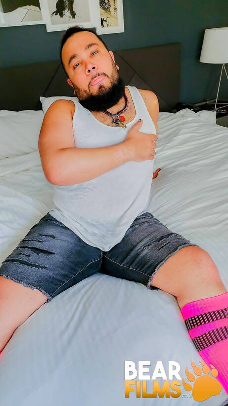 Panda filhote sexy fica pelado e mostra uma bunda gostosa