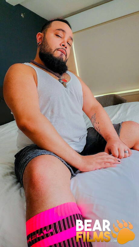 Panda filhote sexy fica pelado e mostra uma bunda gostosa