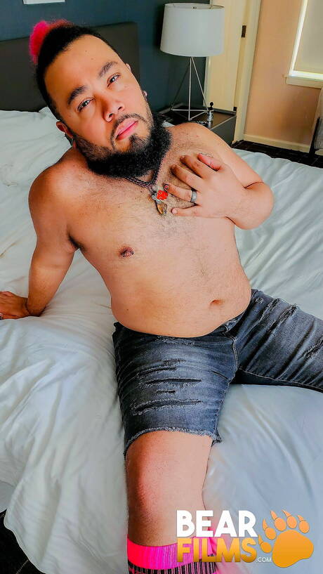 Panda filhote sexy fica pelado e mostra uma bunda gostosa