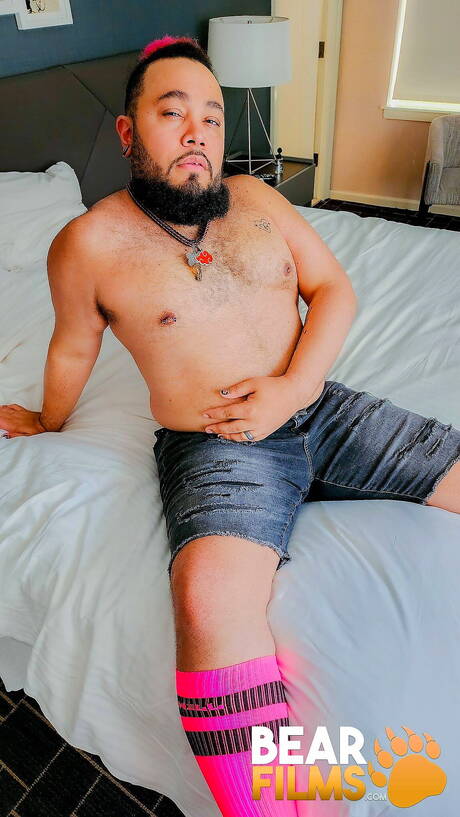 Panda filhote sexy fica pelado e mostra uma bunda gostosa