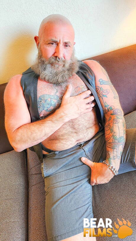 Gay bear Nick Maduro shows a perfect body