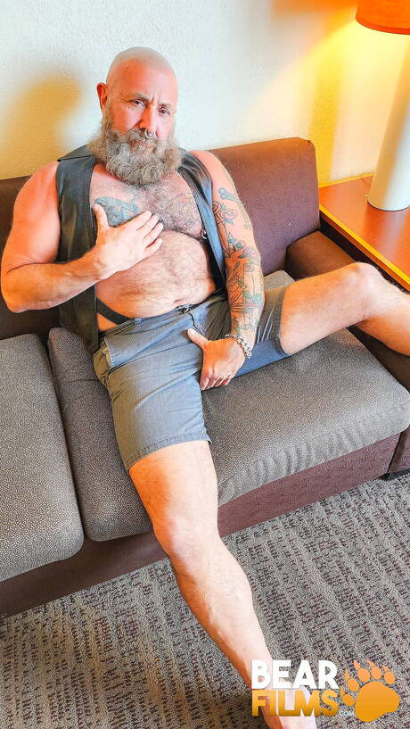 Gay bear Nick Maduro shows a perfect body