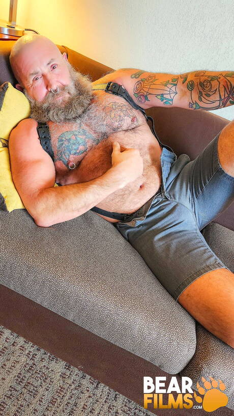 Gay bear Nick Maduro shows a perfect body