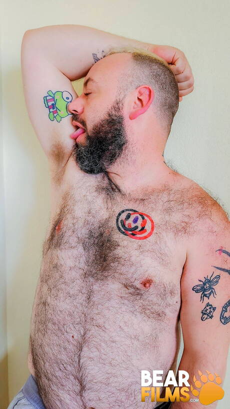 Bear Taylor Furr montre un corps parfait