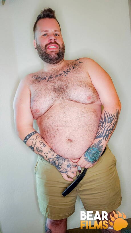 Beer Ty Brooks laat een prachtig lichaam zien