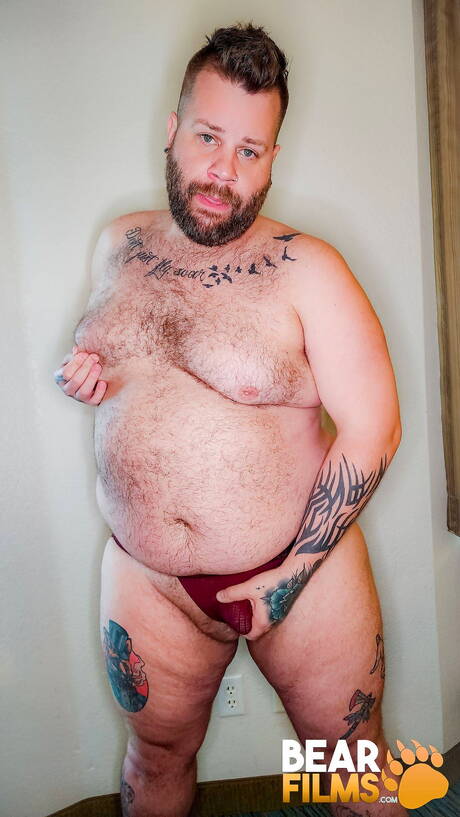 Bear Ty Brooks shows a beautiful body