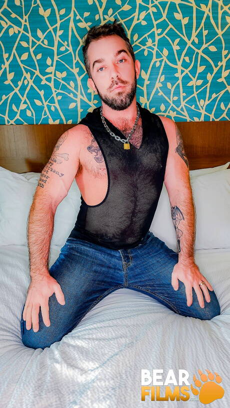 Bear Films: カナダの毛深いクマ、ジェレミー・ファイストが完璧な体を披露