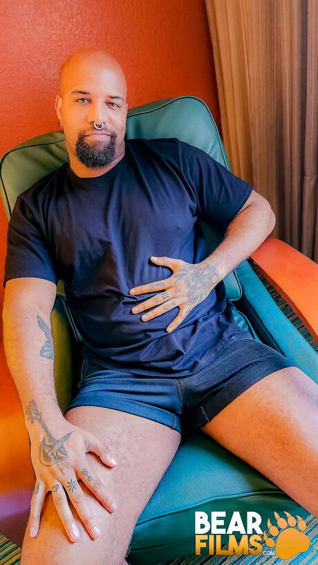 Black hot Victor Lyons posing naked