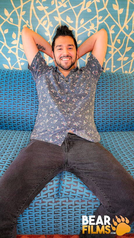 Cucciolo di orso peloso Agyo si masturba