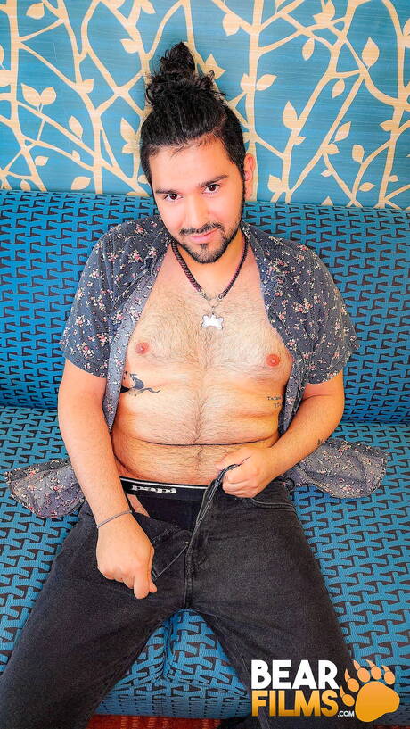 Cucciolo di orso peloso Agyo si masturba