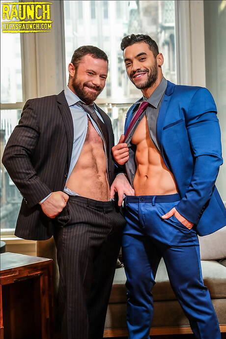 American stars muscular Arad Winwin and well-built Sergeant Miles play with sex toy