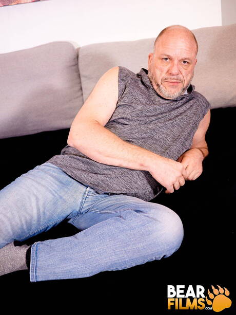 Sexy Bear Steven shows a perfect body