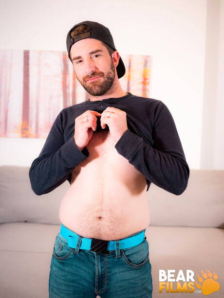 Gay bear Max Horss shows a beautiful body