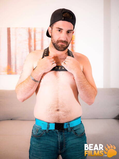 Gay bear Max Horss shows a beautiful body
