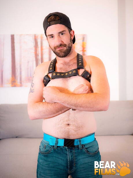 Gay bear Max Horss shows a beautiful body