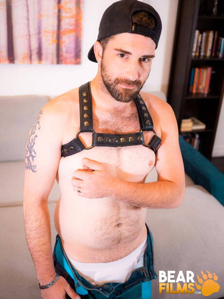 Gay bear Max Horss shows a beautiful body