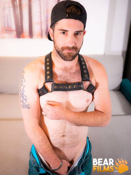 Gay bear Max Horss shows a beautiful body