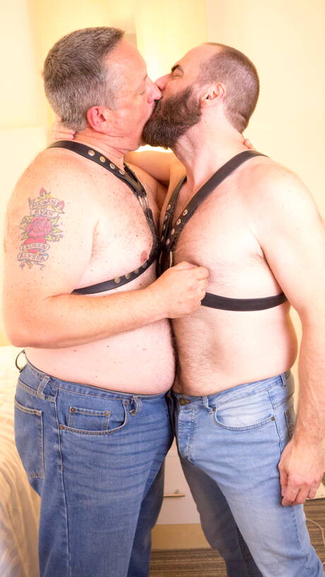 Jimmy Conrad e il peloso stallone americano Steve Sommers si succhiano e si scopano a vicenda