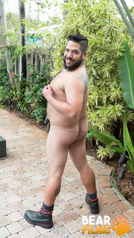 American mature bear Lanz Adams and tough guy Randy Taintmoore banged each other in the pool