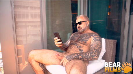 Bear Films: カナダの成熟したクマのマーク・アンジェロとカナダのクマのジェレミー・ファイストは、チンコを吸った後に尻をファックします
