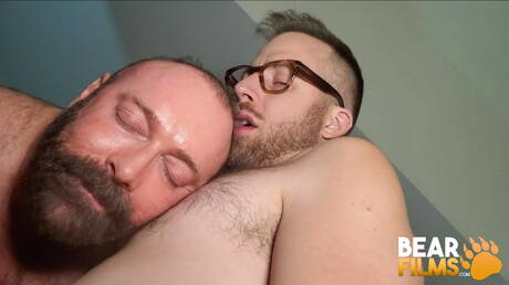 Gorący amerykańscy faceci gorący miś Joel Someone i dojrzały miś Brad Kalvo ruchają się po obciąganie