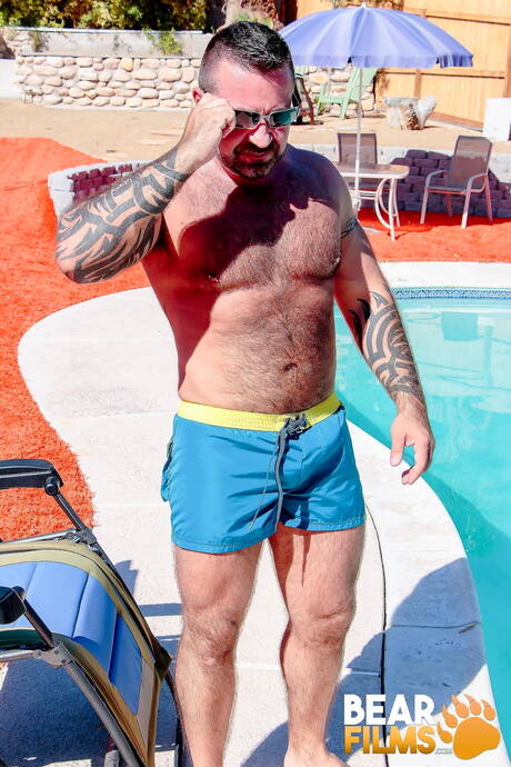 加拿大熟女Marc Angelo和Wade Cashen在泳池邊激情做愛