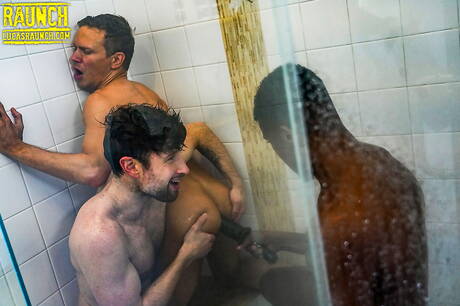 Die versauten Jungs Andre Donovan, Drew Dixon und Ethan Chase haben einen heißen interracial Dreier-Sex in einer heißen Dusche