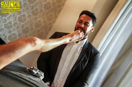 Der lateinamerikanische Superhengst Viktor Rom und der gut gebaute Spanier Manuel Reyes zeigen einen perfekten Körper