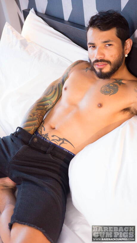 Der muskulöse Lateinamerikaner Draven Torres zieht sich aus und zeigt seinen Hintern