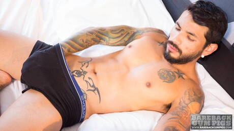 Der muskulöse Lateinamerikaner Draven Torres zieht sich aus und zeigt seinen Hintern