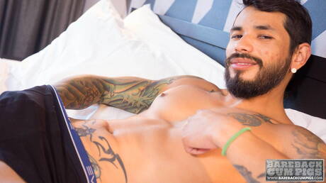 Der muskulöse Lateinamerikaner Draven Torres zieht sich aus und zeigt seinen Hintern