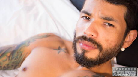 Der muskulöse Lateinamerikaner Draven Torres zieht sich aus und zeigt seinen Hintern