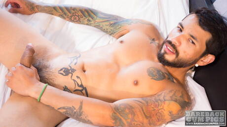 Der muskulöse Lateinamerikaner Draven Torres zieht sich aus und zeigt seinen Hintern