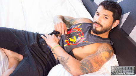 Der muskulöse Lateinamerikaner Draven Torres zieht sich aus und zeigt seinen Hintern